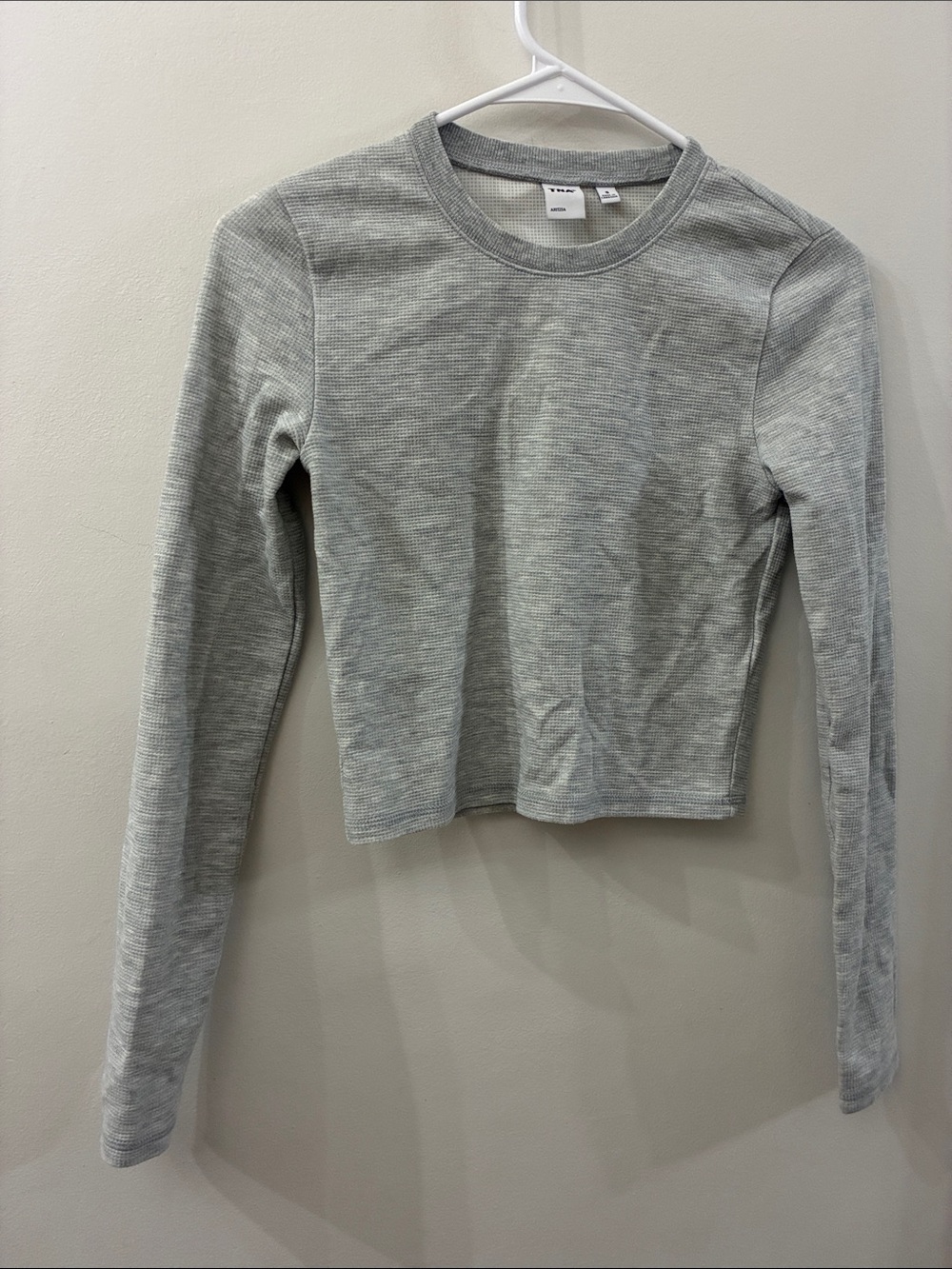 TNA Aritzia women’s Light Gray Long-Sleeve Crop Top - small